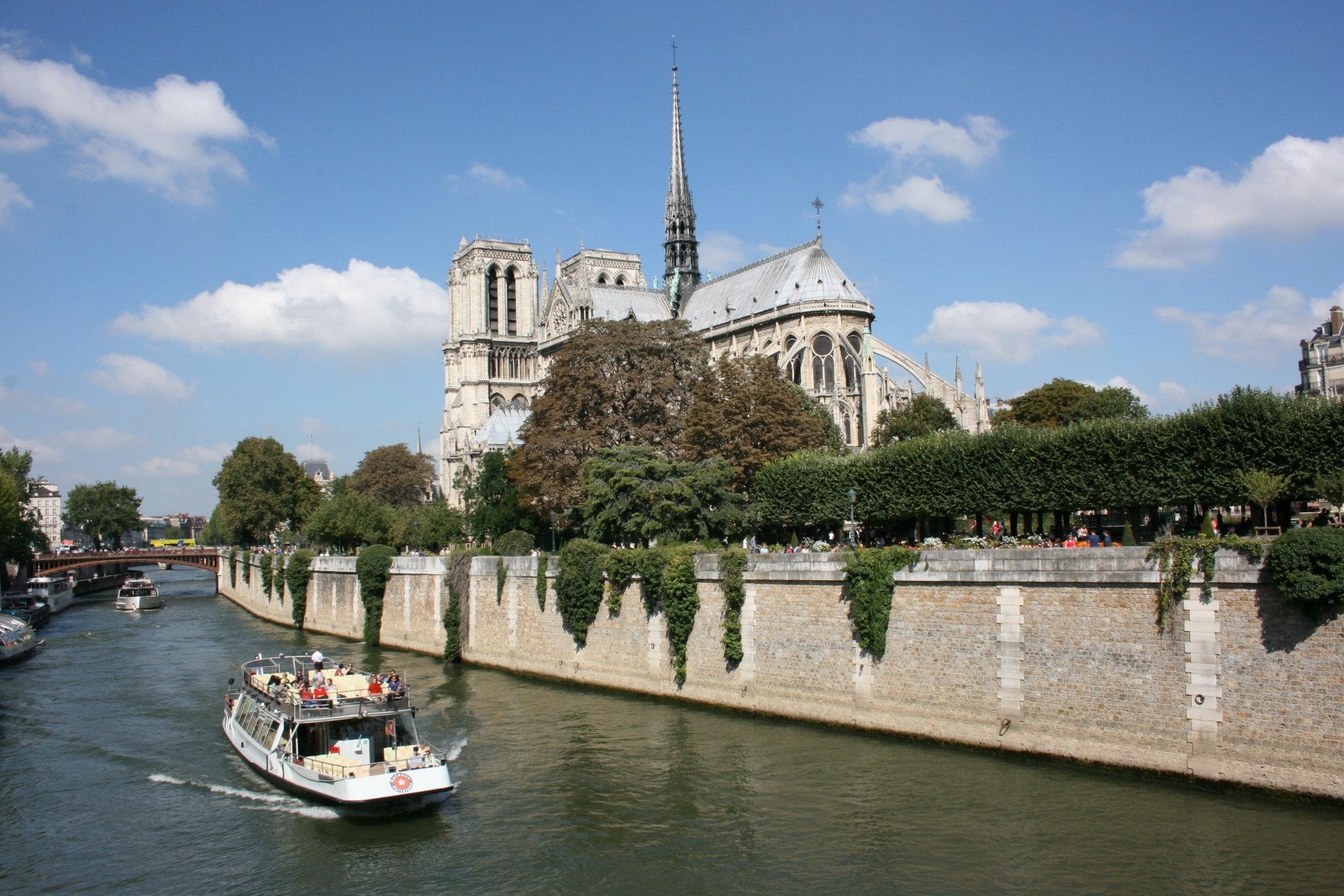 507/Photos_Paris/boat-chateau-palace-paris-river-canal-929085-pxhere_com.jpg